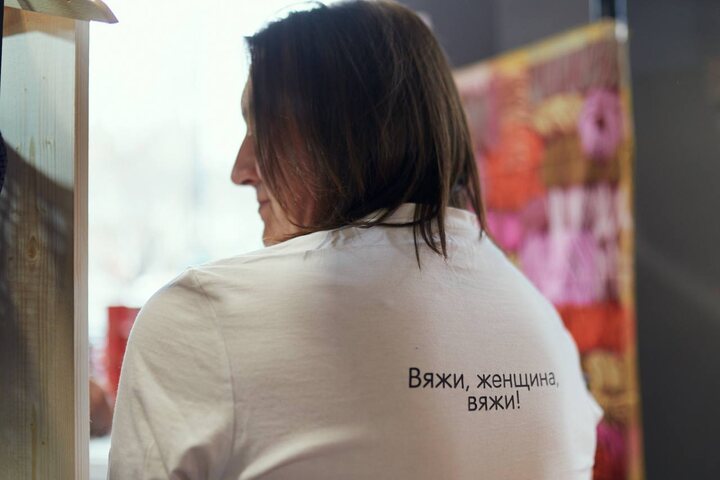 Наши девчонки Ира с Сашей попали в объектив фотографа на Шерстяном базаре. Саша - в поло из Lebes. Ира - в топе из Tussa