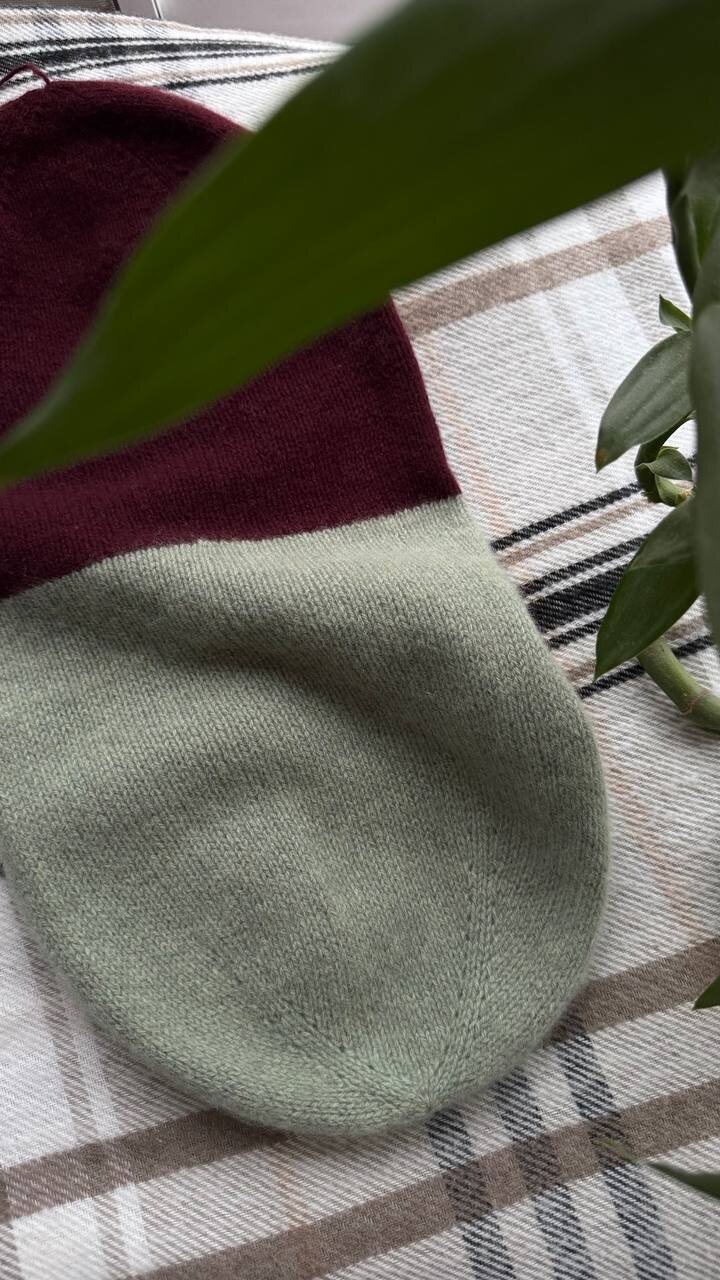 Перевязала шапку из Como и Como cashmere, все Lamana. Главный и неоспоримый плюс: легко распускать, легко перевязывать,