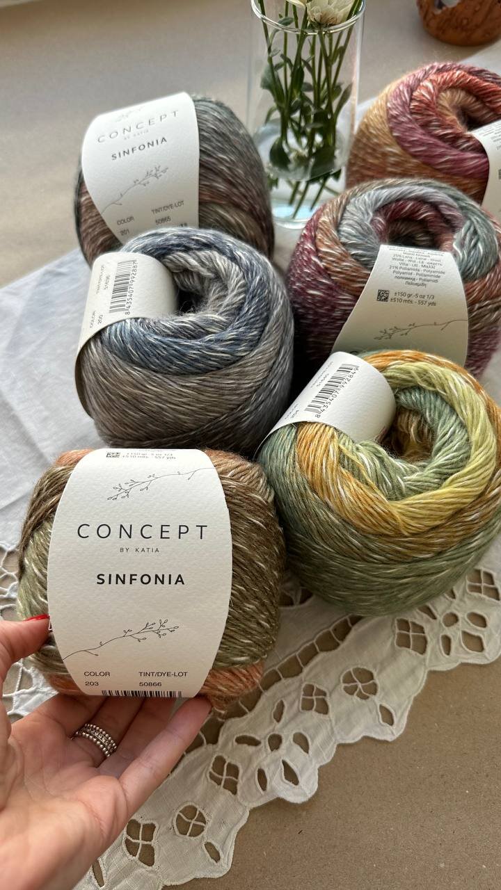 Sinfonia Большой 150граммовый моточек, которого хватит на платок-шаль. К мотку прилагается описание на шаль крючком и