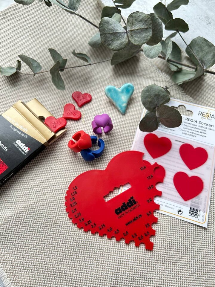 Любовь в мелочах...❤️ У каждой из нас есть свои любимые мелочи, которые делают процесс вязания приятнее, веселее и легче