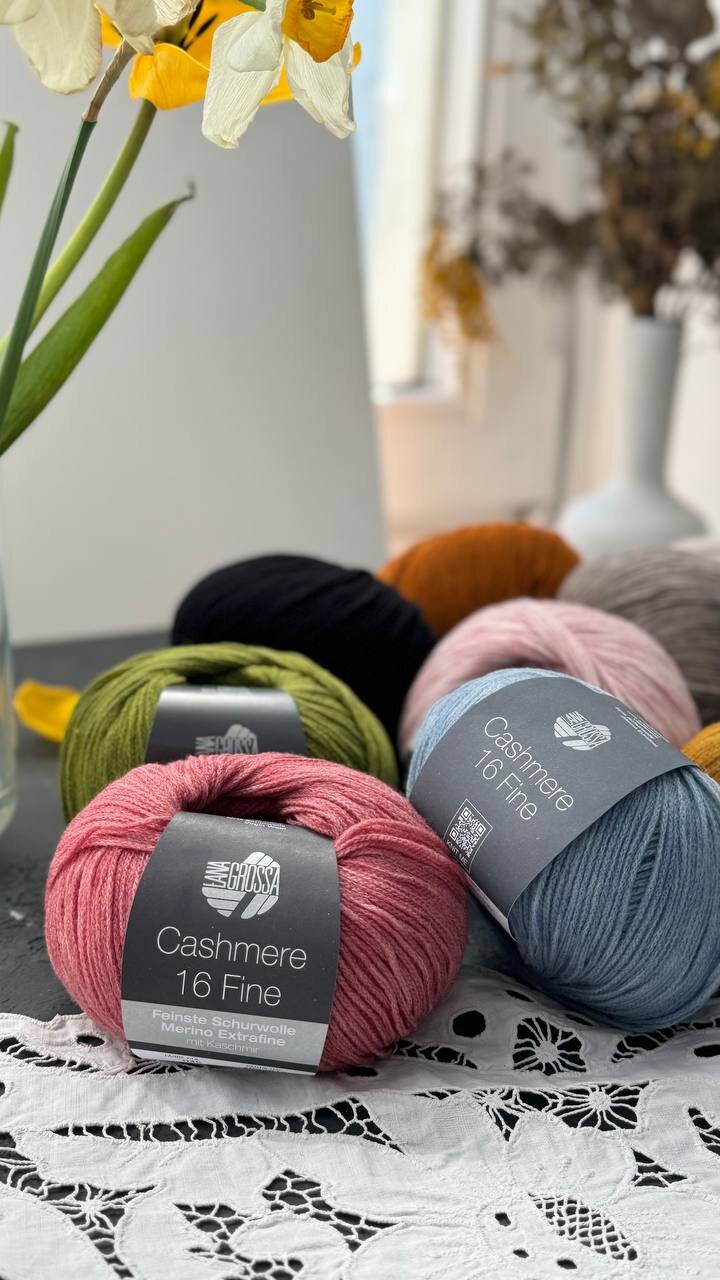А у нас новинка! Cashmere 16 fine Lana grossa. Что-то мы подумали и решили: не все же хлопки, надо и о насущном подумать