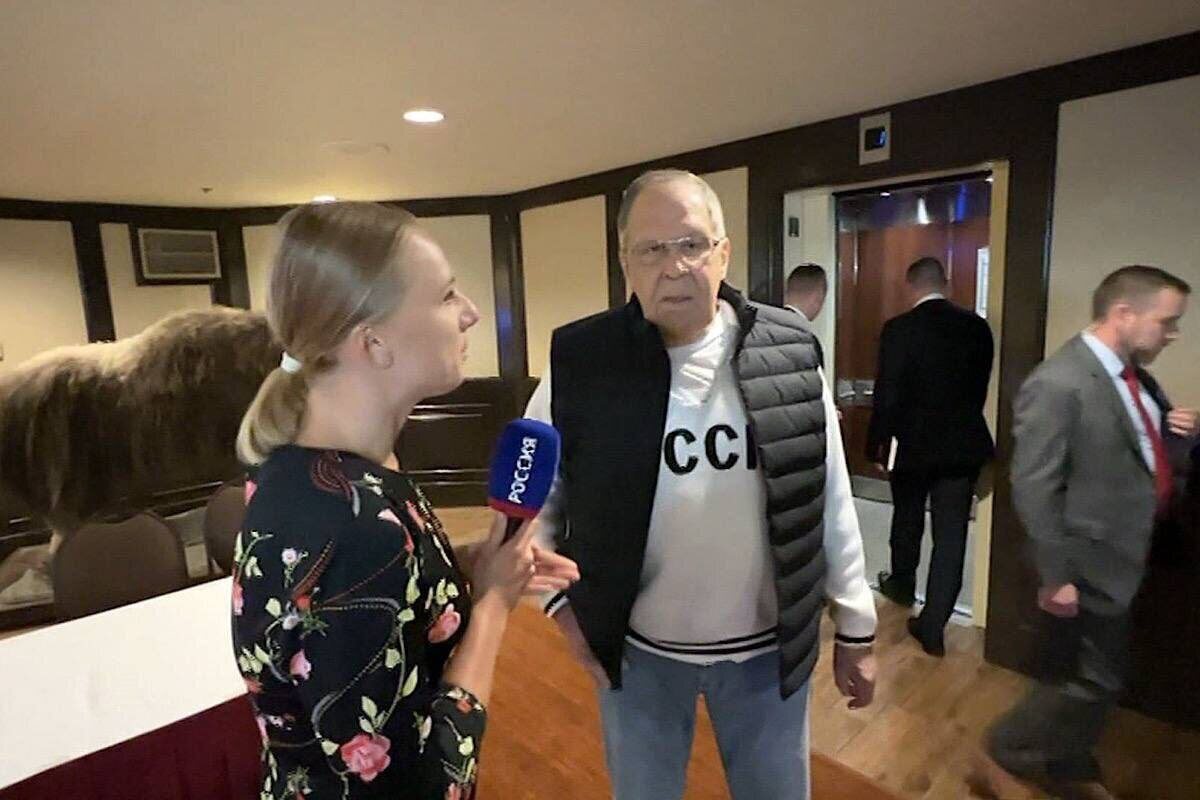 Пока все модники страны обсуждают поло Лаврова и встают в очередь, чтобы получить такое же, мы готовимся к совместнику по поло из мохера