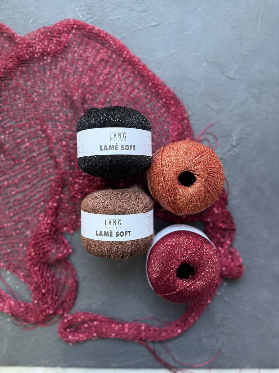 На прошлой неделе мы вам показывали идею связать сияющую косынку из Lang Lame Soft