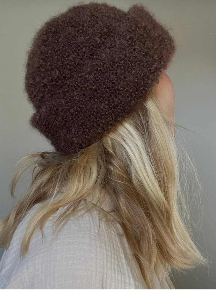Пока у нас не скупили всю Alpaca boucle ловите шапочную идею! Мы уже год рассматриваем шапочку у https://myfavouritethin