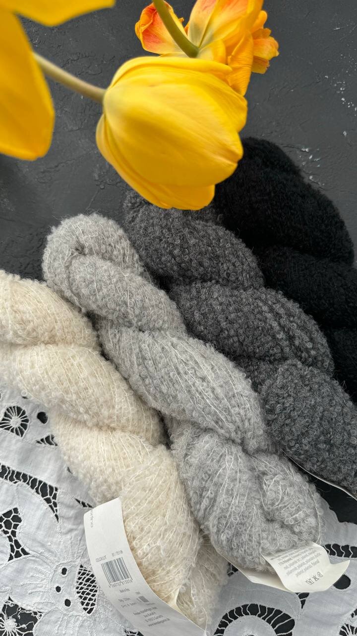 Признавайтесь, кто сегодня замерз ♀️. Знаем, что вас спасет- палантин из Alpaca Boucle Kremke. Всего 2 пасмы - и вы в