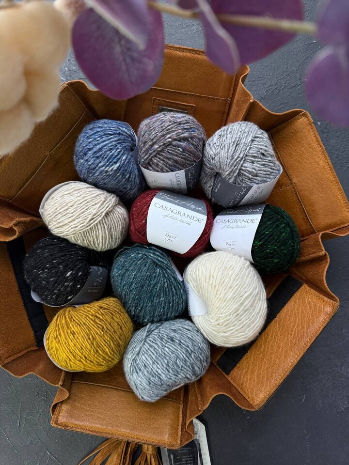 Новинка в нашем магазине - Tweed absolue Casagrande. 100% кашемир! Заманчиво расположились прямо возле кассы) В этом пос