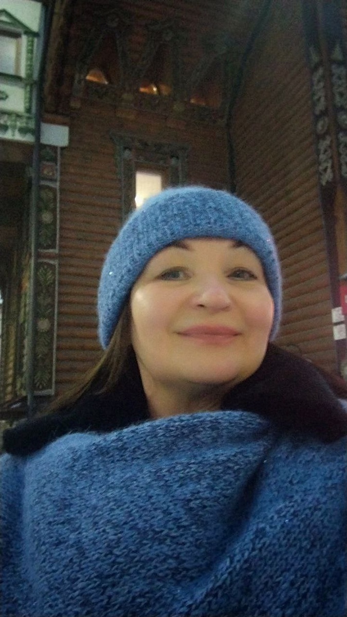Лена, с вашего позволения и я покажу свой шарф-жилет! Вот так я в нем щеголяю! У меня получился такой новогодний комлект с пайетками