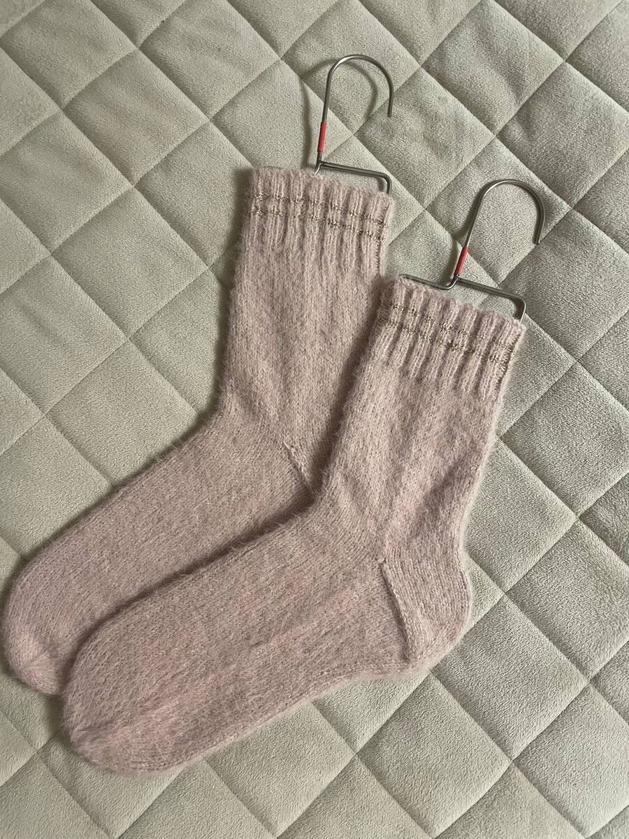Помните, Света пару дней назад показывала нежный носочек из Lana Grossa Cozy Socks? Уже готова пара