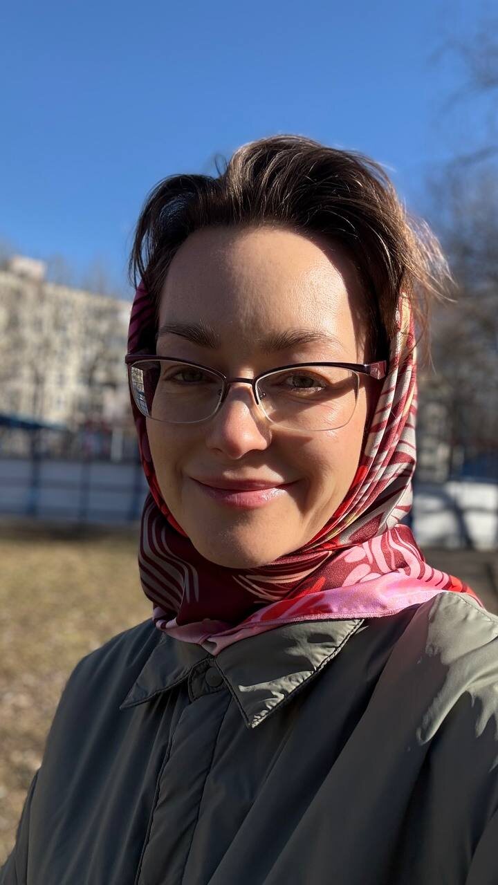 С нашими платками даже самая обычная куртка станет нарядной, а одежда заиграет. Платок в размере 90х90 будет доступен к