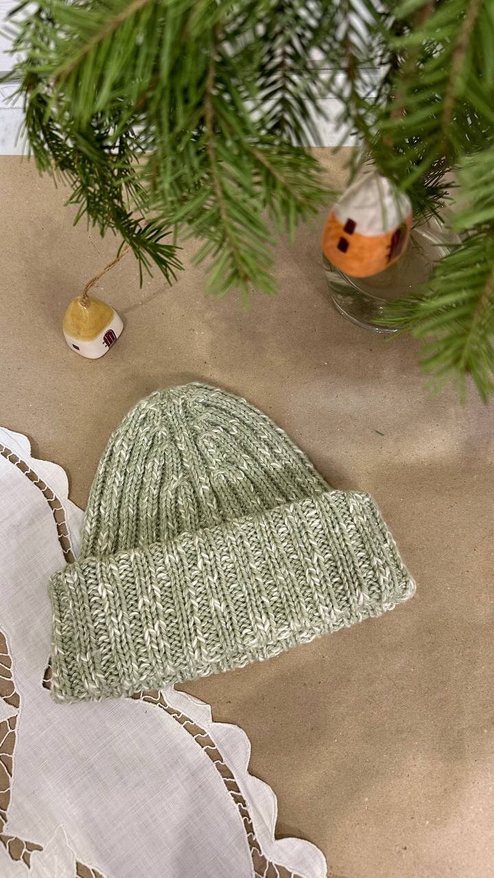 Настя связала Шапку Мономаха из Merino Flame Katia, а я меряю. Обожаю шапки, обожаю эту форму. А у вас есть свой Мономах