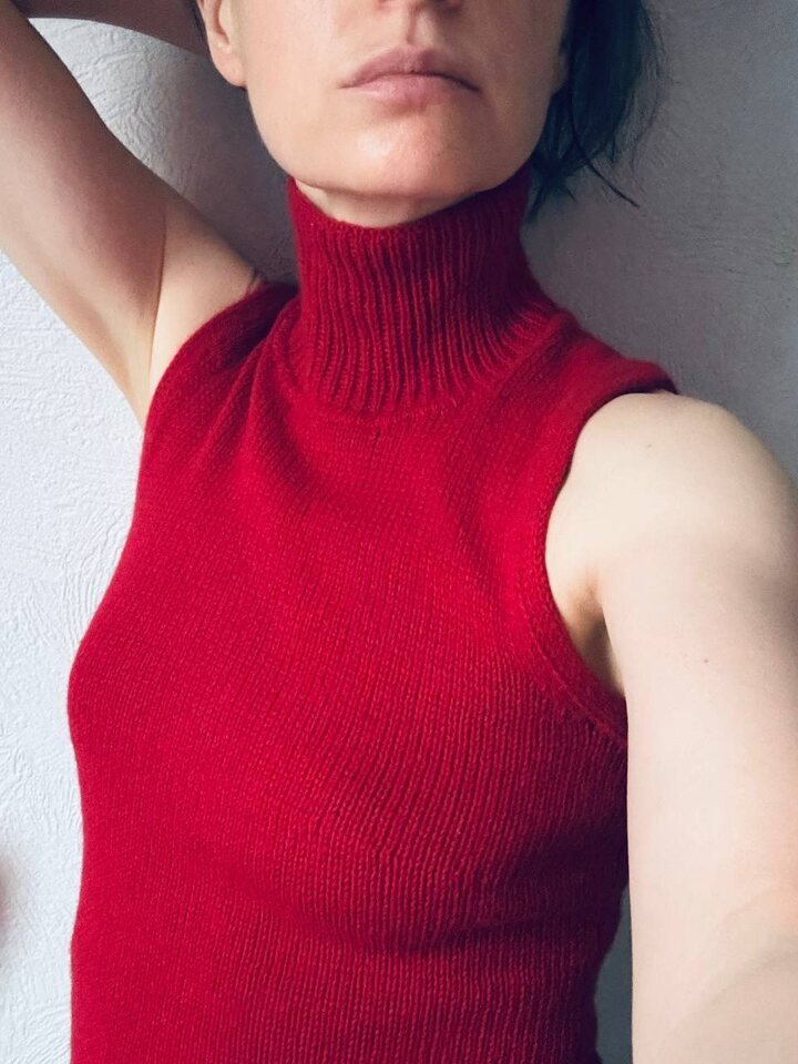 Очень хороша майка из кашемира♥️. Первый красный проект. Еще 2 в работе . Cashmere pure Lana grossa 5 мотков Спицы 3.5