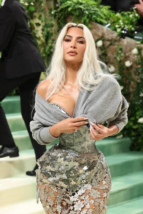На прошедшем Met gala 2024 Ким Кардашьян шокировала всех экстремально тонкой талией. Ну, а нас - экстремально закатанным