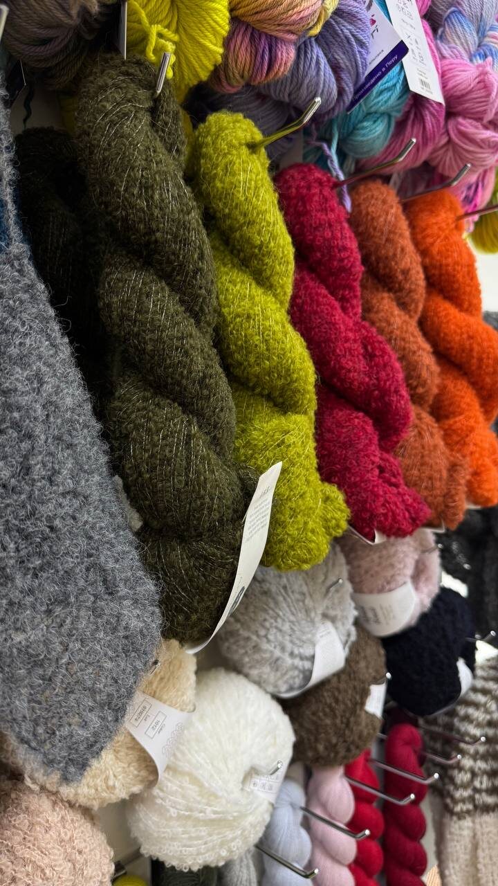 Напоминаю про нашу любимую Alpaca boucle Kremke. Кто уже попробовал новве цвета? В этом посте есть большое видео, которо