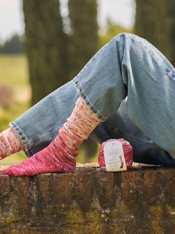 Новая носочка у нас в магазине. Paint gradient sock от Laines du nord. По замыслу производителя нужно вязать от центра м