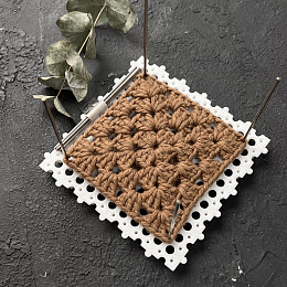 Блокатор для вязания бабушкиных квадратов  12х12 см Пластик