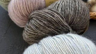Еще один интересный вариант для вязания Шапки с пипкой.