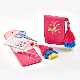 Hemline. Швейный набор Кошелёк с кисточкой. Розовый. Иск. кожа
