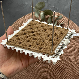 Блокатор для вязания бабушкиных квадратов  12х12 см Пластик